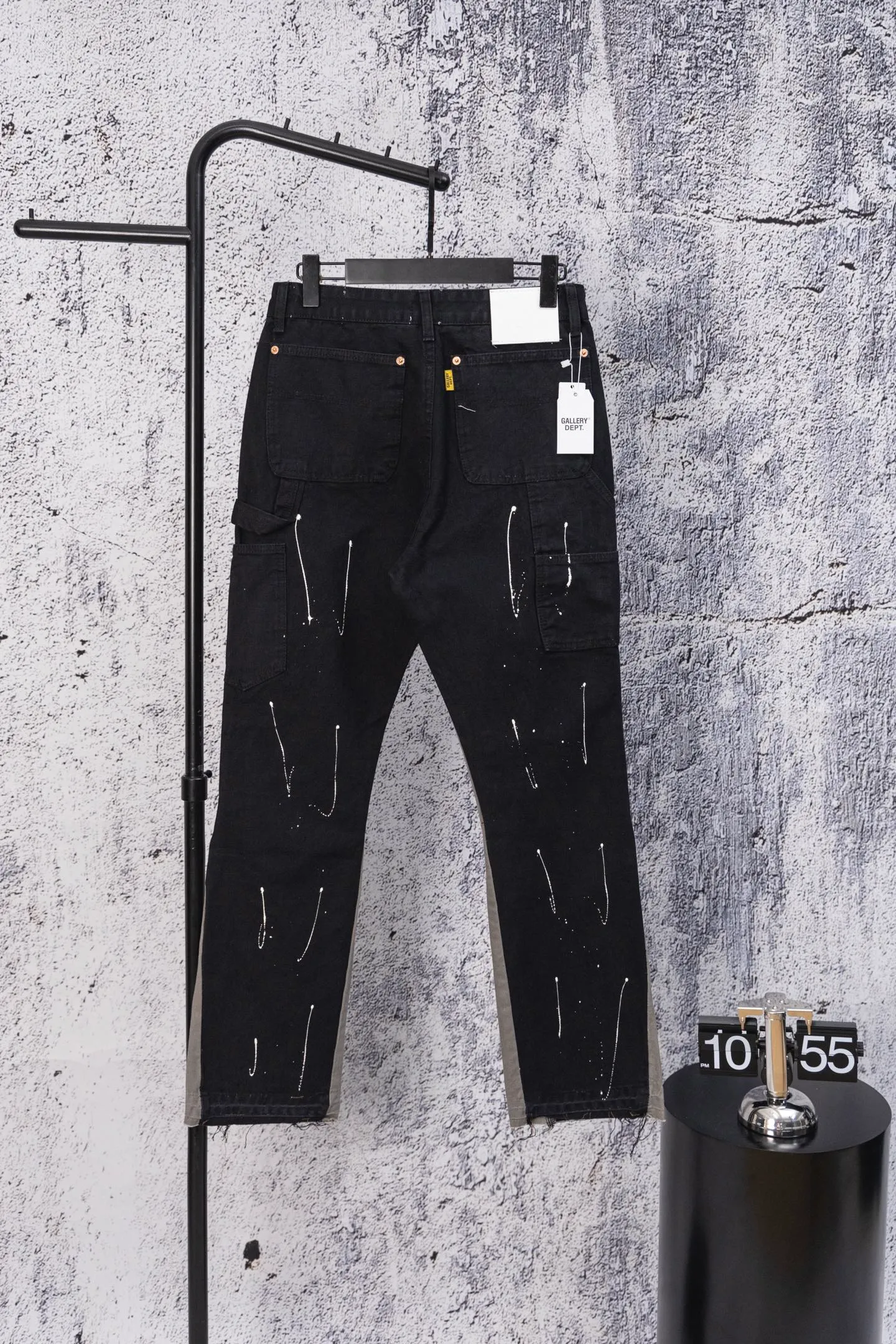 💰230 GALLERY DEPT.25ss new style splash-ink patchwork jeans, bootcut trousers, denim + splash-ink, full of artistic sense! The trouser legs are spliced ​​with denim, creating a layered look, and the words "GALLERY DEPT." are super recognizable✨. High-density denim, wear-resistant and comfortable, perfect for daily wear or street style. Inspired by the classic elements of Helmut Lang, splashing ink is full of three-dimensionality. Pair it with simple tops or HL items to easily get a sense of avant-garde fashion! Gallery Dept. targets the global fashion pioneer group aged 18-35 and positions itself as a "high street art trendy brand". Its core competitiveness lies in: • Cultural symbol output: Through endorsements from stars such as Virgil Abloh, Jennie, and Justin Bieber, it strengthens the brand's benchmark status in the hip-hop and fashion circles. Size: 28-36 Color: black